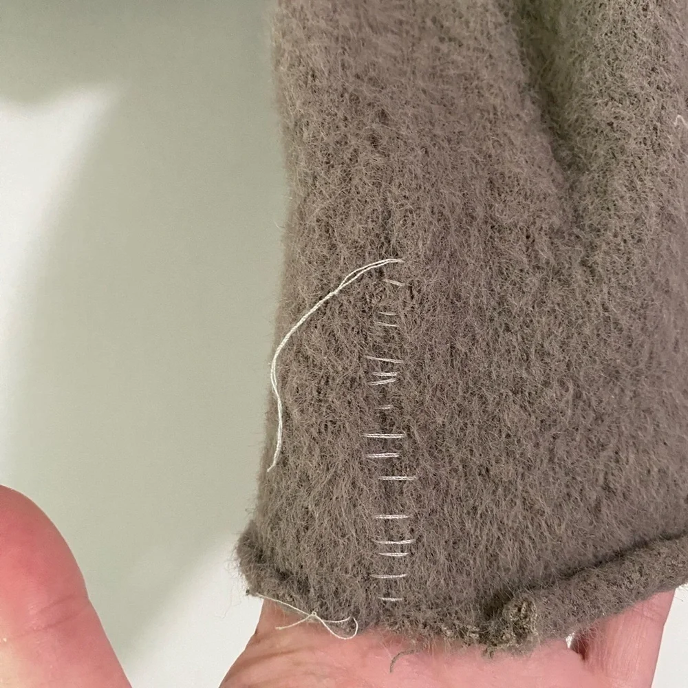 Aritzia Sunday’s Best Cropped V Neck Sweater